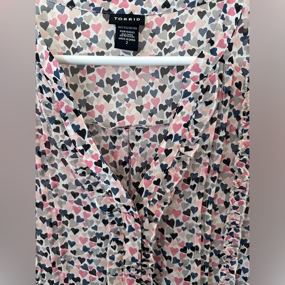 Torrid sleeveless ruffle heart print blouse size 2X - Picture 4 of 8